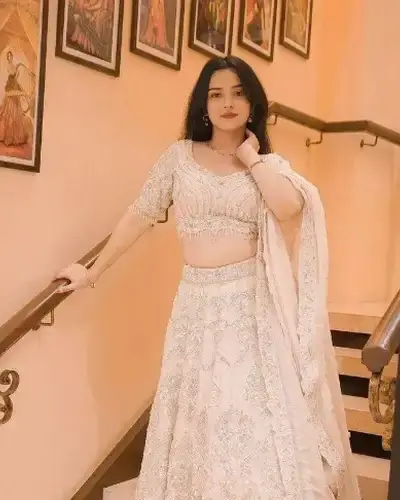 Escort Jhalod